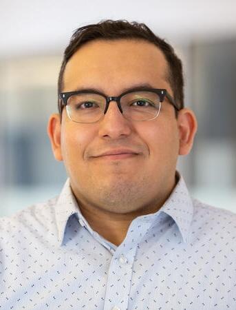 A headshot of Luis Escareno