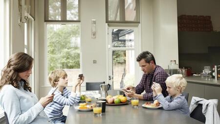 Phones at the dinner table