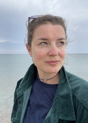 Linda Huber standing in front of the ocean