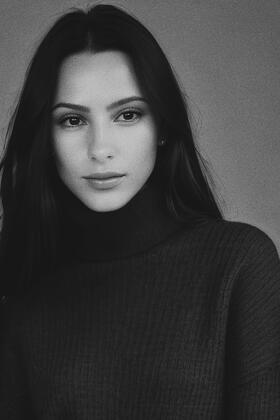 A headshot of Zoë Cullen